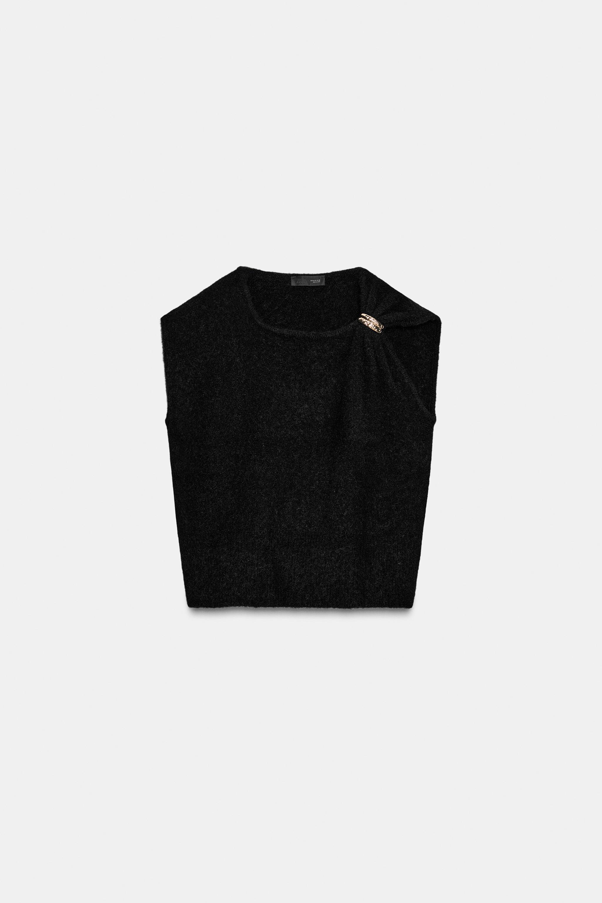 SLEEVELESS KNIT JUMPER WITH BROOCH